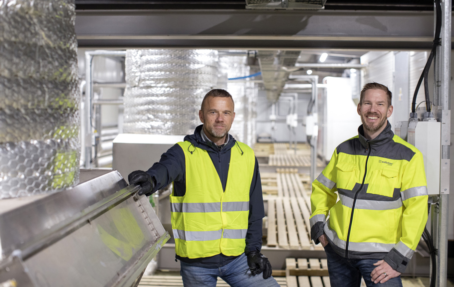 Två glada Valutec-arbetare som tittar in i kameran.