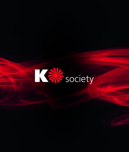 Svart bakgrund med röda detaljer och texten Ko Society.