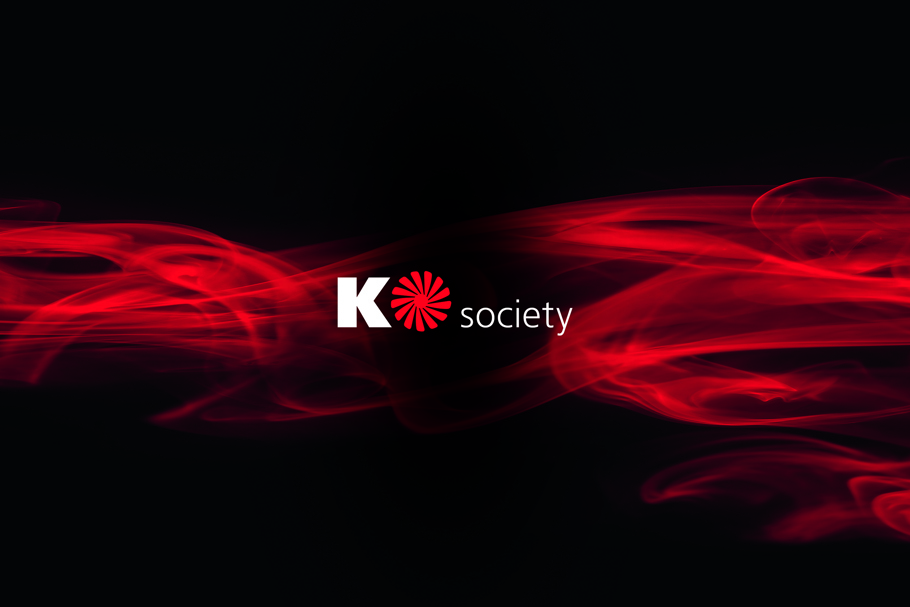 Svart bakgrund med röda detaljer och texten Ko Society.