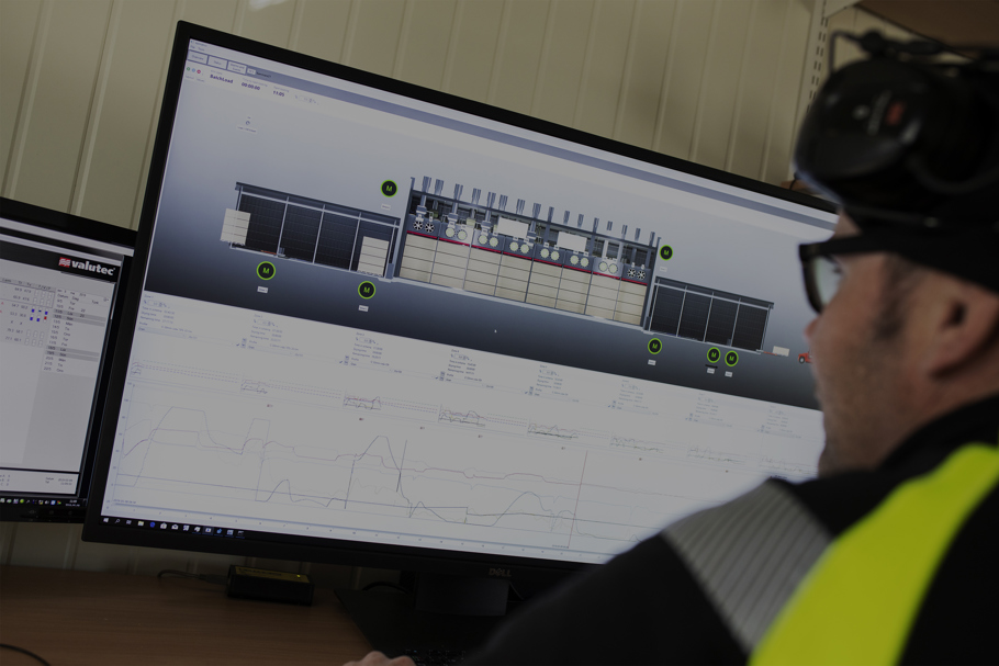 Man tittar på en datorskärm med data om torken.