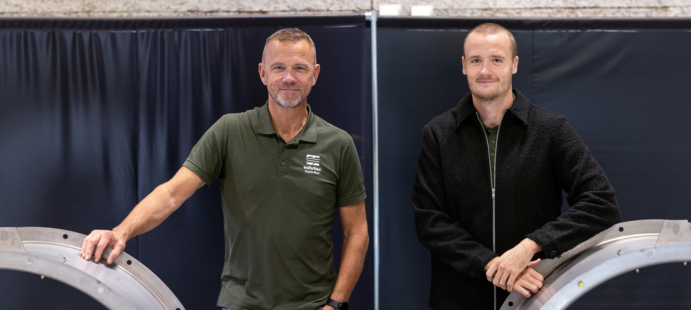 Två personer från Valutec står bredvid varandra inomhus.