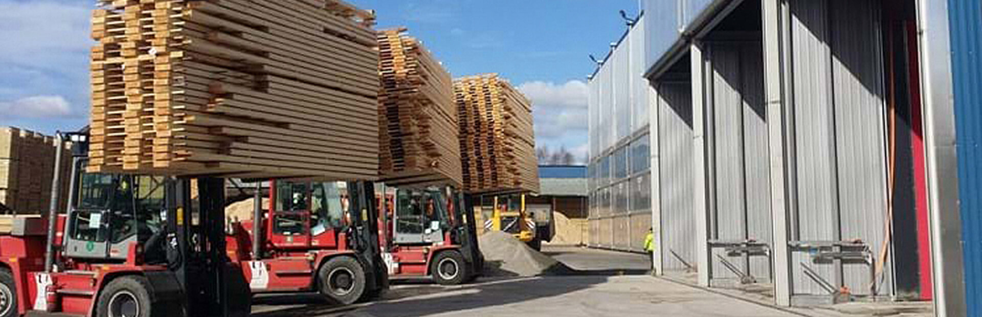Truckmatad kammartork från Valutec, där gaffeltruckar lastar in staplade virkespaket för torkning.