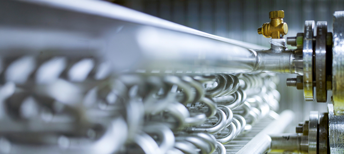 Närbild på värmeväxlare och rörsystem i Valutecs virkestork.