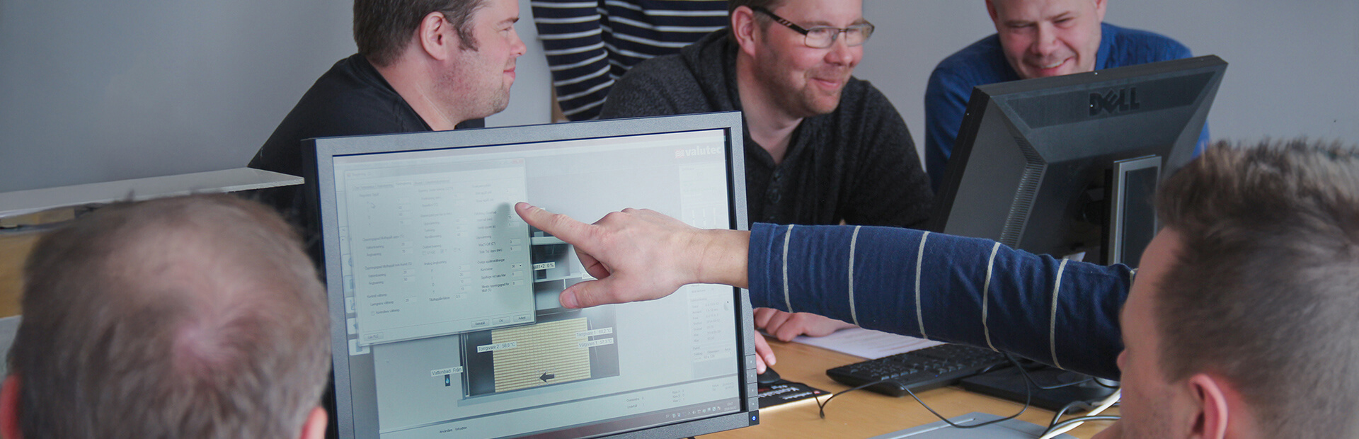 Grupp med deltagare i utbildning, ser på Valutec styrsystem på datorskärm.
