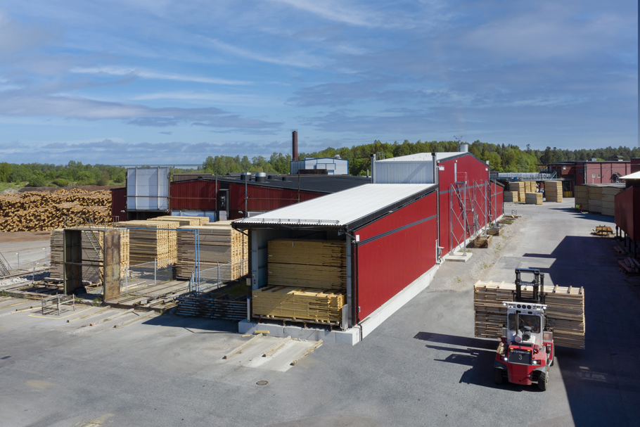 Röd fasad på en kanaltork från Valutec.