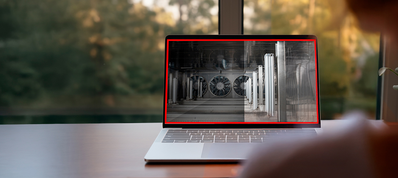 Person tittar på webbinarium om virkestorkning på en laptop