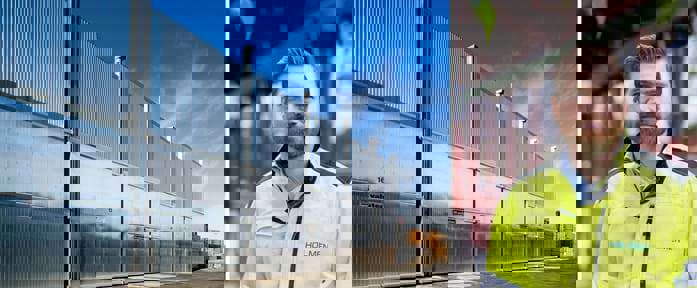 Delad bild med en virkestork och en man från Holmen.