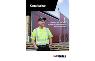 Framsida av Valutecs broschyr om kanaltorkar med medarbetare framför en torkanläggning.