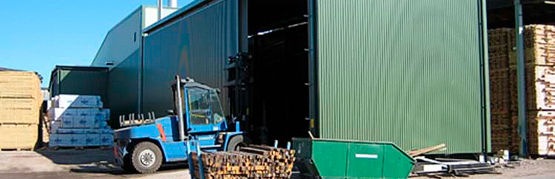 Grön Valutec kanaltork TC med truck framför ett sågverk.