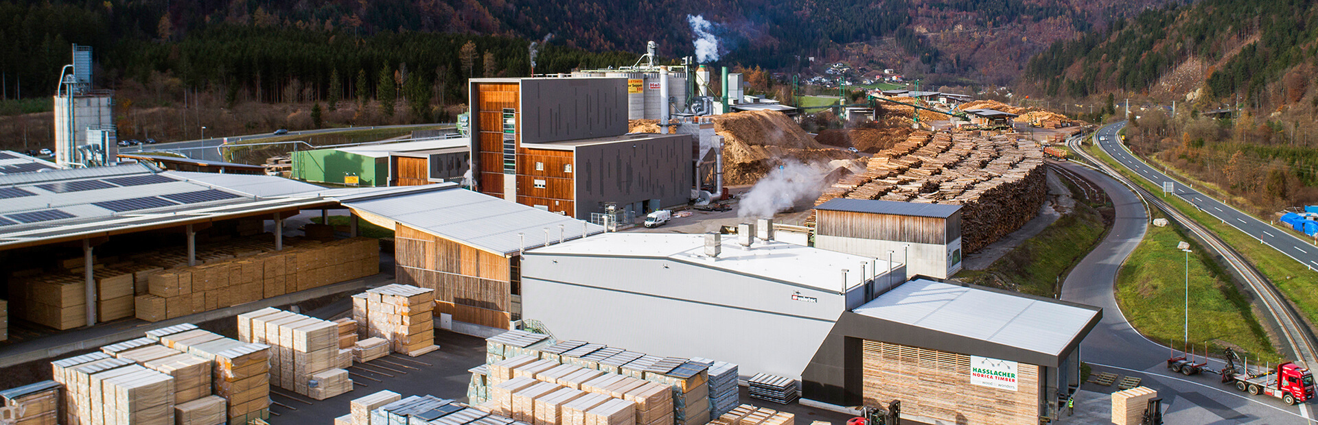 Valutec kanaltork av typen OTC på sågverk, med staplat virke och omgivande industrimiljö.