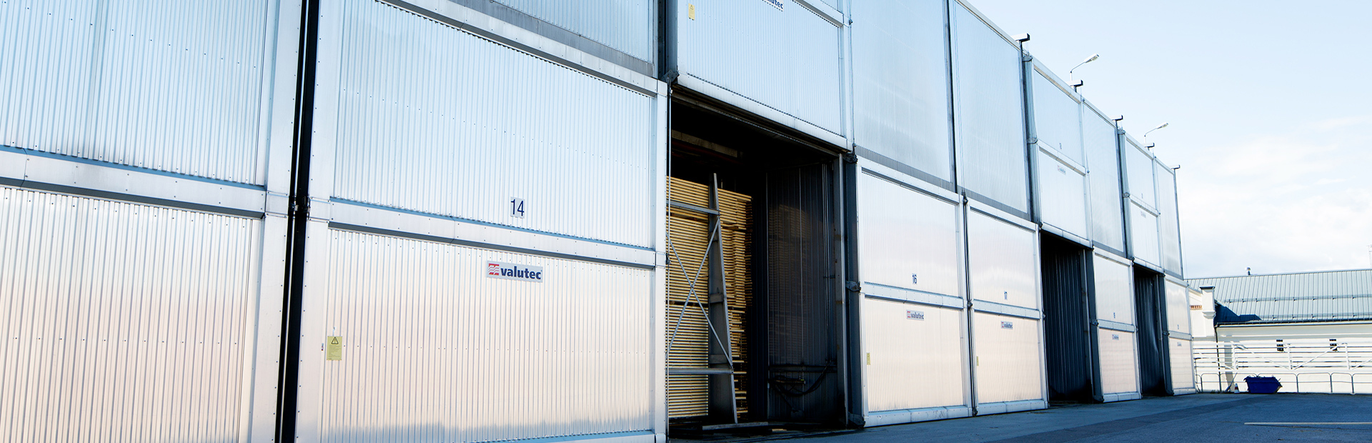 Truckmatad kammartork från Valutec med öppna portar där virkespaket syns inne i torken.