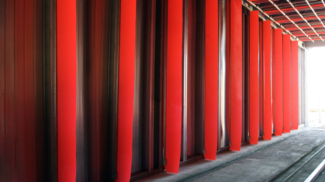 Röda flaps inne i en virkestork.